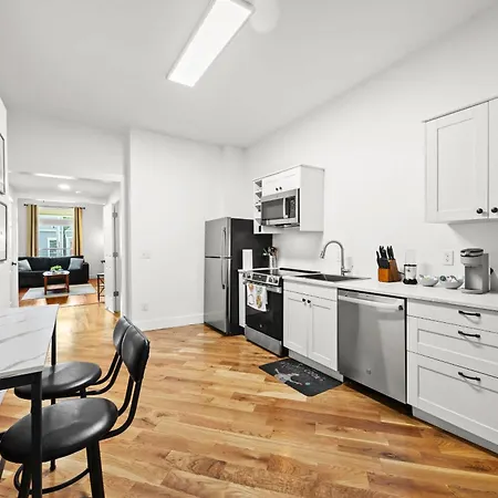 Cozy 1St-Floor Flat 2Br Backyard Free Parking Appartement